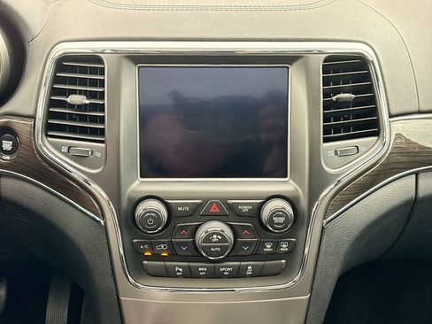 Used 2018 Jeep Grand Cherokee Overland AWD/4WD image 14