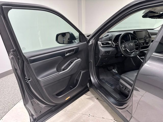 Used 2022 Toyota Highlander XLE AWD/4WD image 9