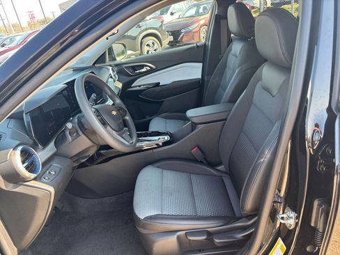 Used 2025 Chevrolet Trax LT image 25
