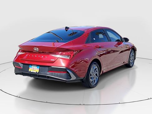 Used 2024 Hyundai Elantra Blue FWD image 5