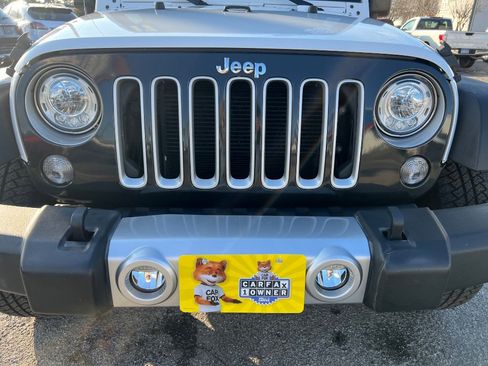 Used 2017 Jeep Wrangler Unlimited Sahara w/ Connectivity Group image 9