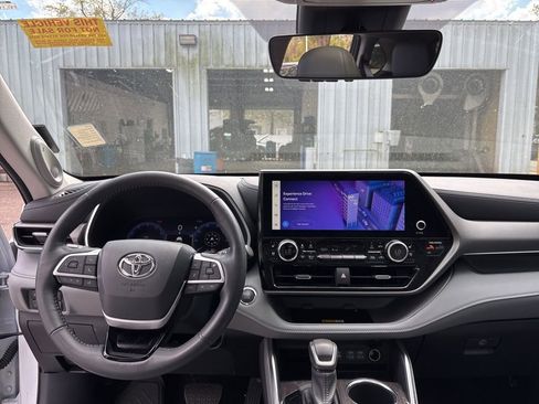 Used 2023 Toyota Highlander Limited image 10