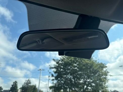 Used 2024 Hyundai Venue Limited image 33