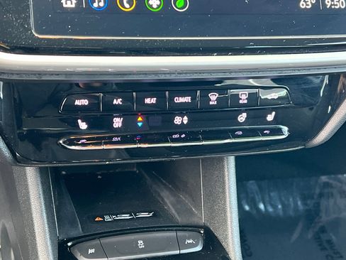 Used 2022 Chevrolet Bolt EUV LT w/ Comfort Package image 20