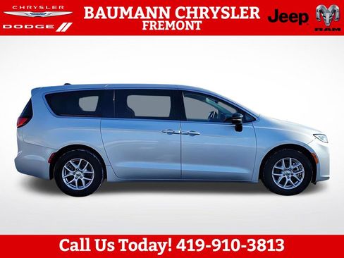 Used 2024 Chrysler Pacifica Touring-L FWD image 7