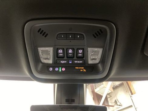 Used 2023 Chevrolet Traverse RS image 27