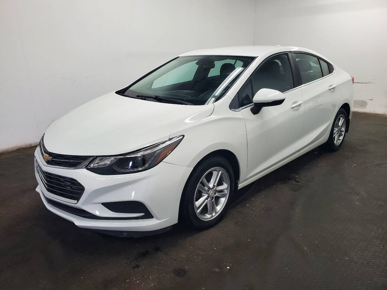 Used 2017 Chevrolet Cruze LT FWD image 1