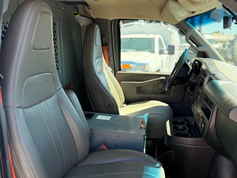 Used 2017 Chevrolet Express 2500 RWD image 16