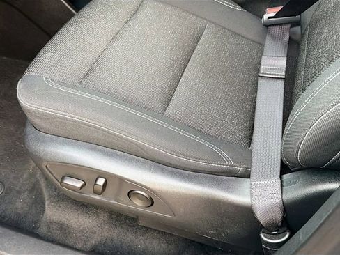 Used 2025 Chevrolet Traverse LT image 18