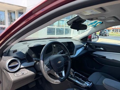 Used 2024 Chevrolet Trax LT w/ Driver Confidence Package image 8