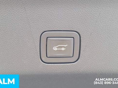 Used 2025 GMC Yukon XL Denali RWD image 9