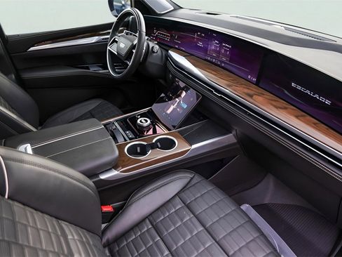 Used 2025 Cadillac Escalade Sport Platinum w/ LPO, ONYX Package image 28