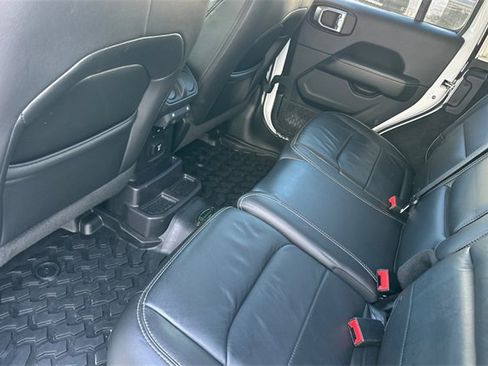 Used 2018 Jeep Wrangler Unlimited Sahara image 15