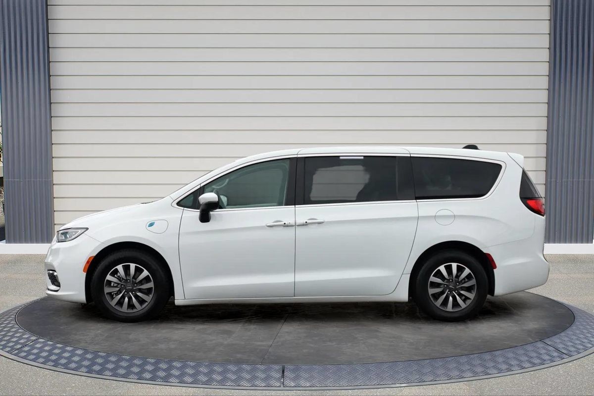 Used 2023 Chrysler Pacifica Touring-L FWD image 4