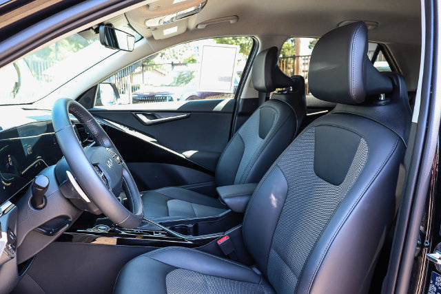 Certified 2025 Kia Niro EX FWD image 18