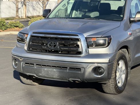Used 2010 Toyota Tundra 4x4 CrewMax image 10