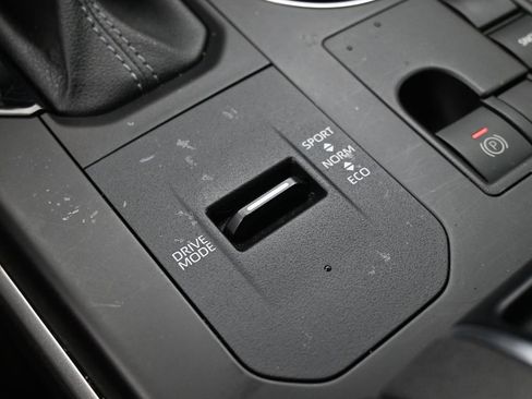 Used 2024 Toyota Highlander LE image 19