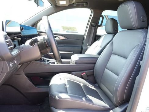 Used 2025 Chevrolet Traverse LT FWD image 8