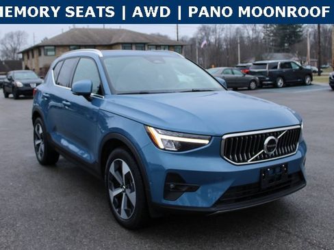 Used 2025 Volvo XC40 B5 Plus image 2