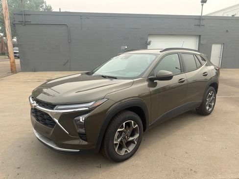 Used 2024 Chevrolet Trax LT w/ LT Convenience Package FWD image 2