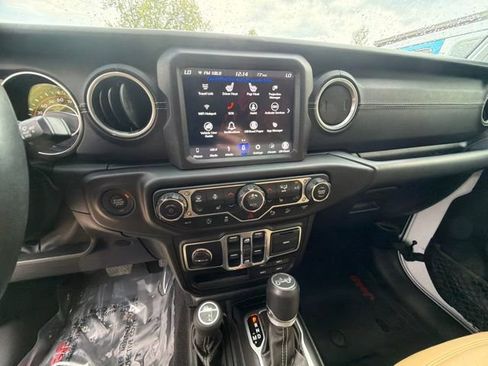 Used 2018 Jeep Wrangler Unlimited Sahara w/ Dual Top Group AWD/4WD image 22