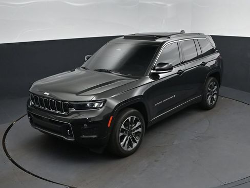 Used 2024 Jeep Grand Cherokee Overland w/ Luxury Tech Group IV AWD/4WD image 30
