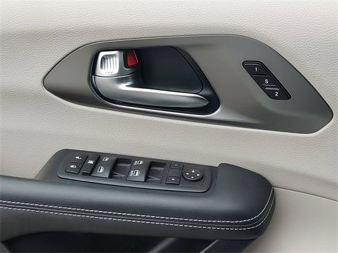 Used 2023 Chrysler Pacifica Touring-L image 28