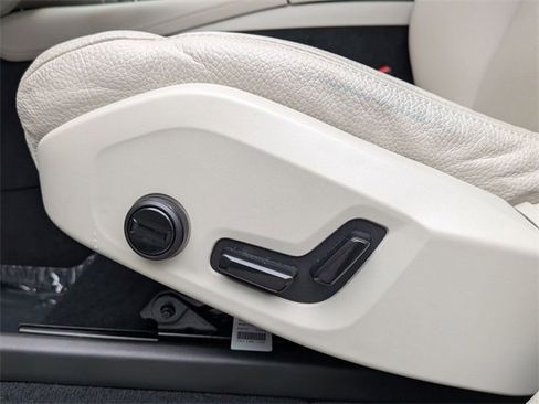 Certified 2025 Volvo XC90 B6 Plus w/ Protection Package Premier image 13