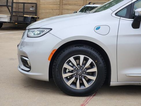 Used 2023 Chrysler Pacifica Limited FWD image 16