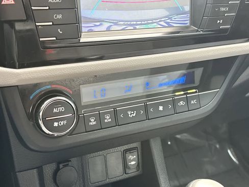 Used 2015 Toyota Corolla LE image 23