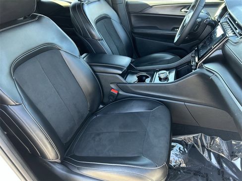 Used 2024 Jeep Grand Cherokee Altitude image 10