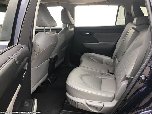 Used 2022 Toyota Highlander XLE AWD/4WD image 8