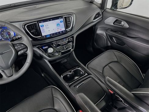 Used 2025 Chrysler Pacifica Limited image 28
