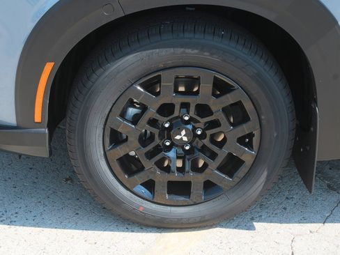 New 2025 Mitsubishi Outlander SE image 2