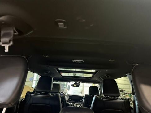 Used 2023 Chrysler Pacifica Limited w/ Uconnect Theater Family Group FWD image 22