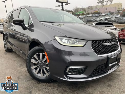 Used 2023 Chrysler Pacifica Touring-L FWD image 1
