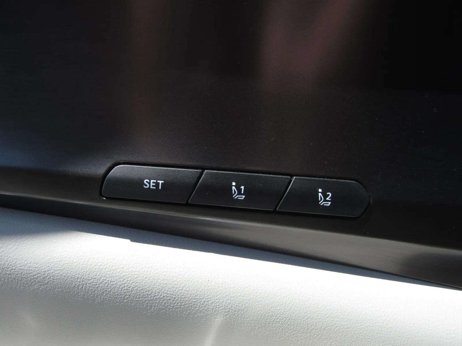 Used 2025 Kia Carnival SX w/ SX Dark Edition Package FWD image 25