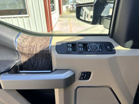 Used 2017 Ford F250 Lariat w/ Lariat Value Package image 19