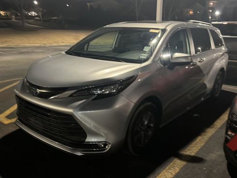 Certified 2024 Toyota Sienna XLE image 2