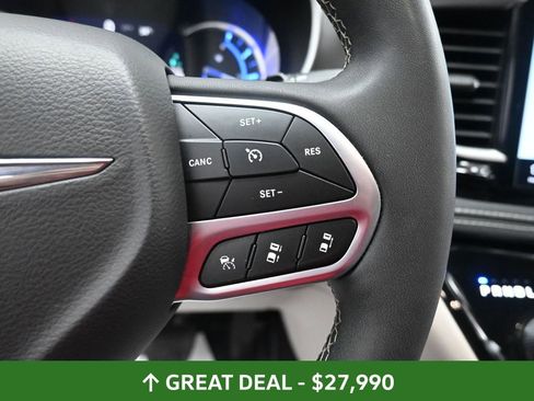 Used 2024 Chrysler Pacifica Select image 36