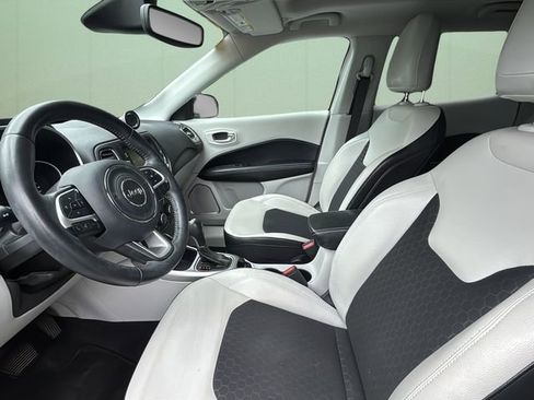 Used 2018 Jeep Compass Latitude FWD image 11