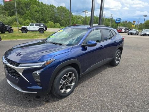 Used 2024 Chevrolet Trax LT w/ Driver Confidence Package FWD image 4