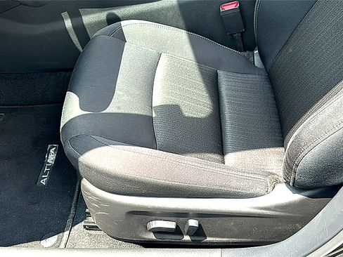Used 2025 Nissan Altima 2.5 SV FWD image 15
