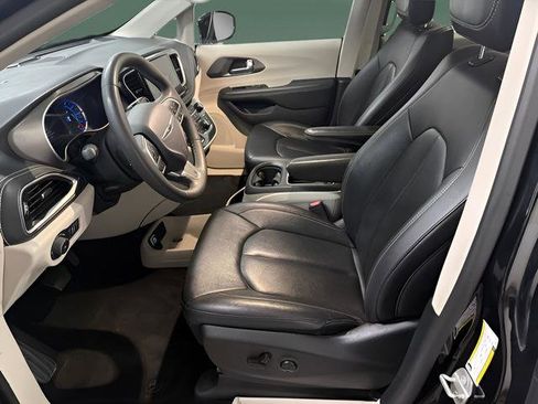 Used 2024 Chrysler Pacifica Limited FWD image 13