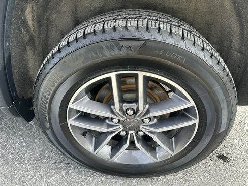 Used 2019 Jeep Grand Cherokee Limited image 12