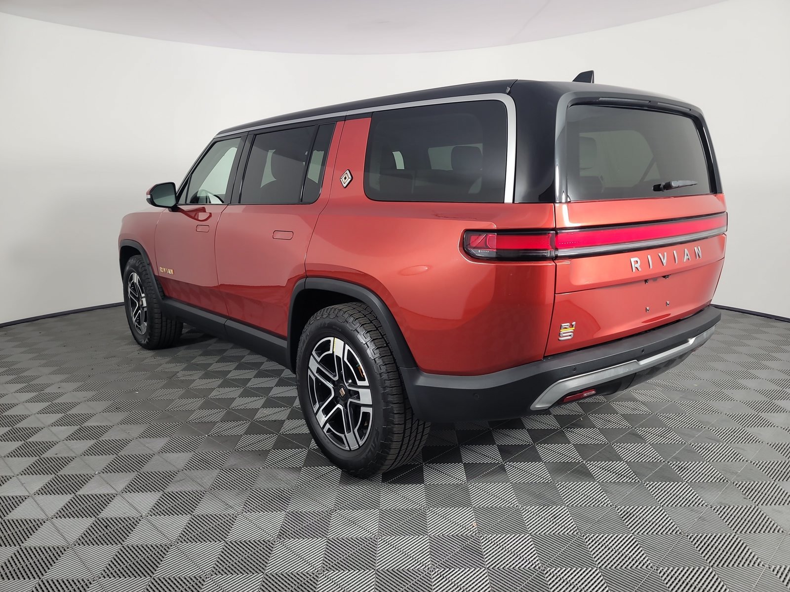 Used 2023 Rivian R1S Launch Edition Quad AWD/4WD image 3