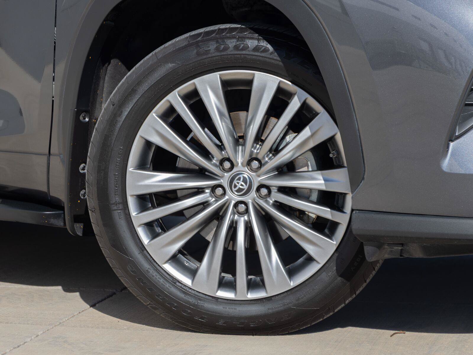 Used 2022 Toyota Highlander Platinum AWD/4WD image 4