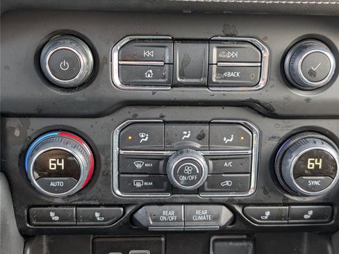 Used 2024 Chevrolet Suburban Z71 image 30
