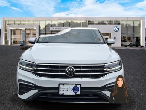 Used 2022 Volkswagen Tiguan SE w/ Panoramic Sunroof Package image 2