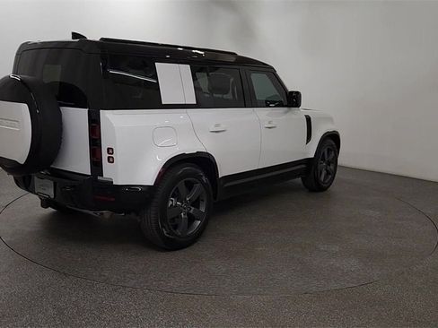 Used 2025 Land Rover Defender 110 X-Dynamic SE image 8